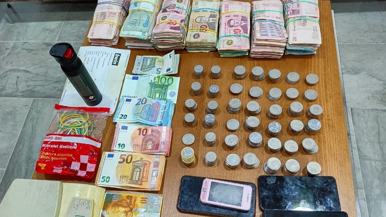 القصرين: تفكيك وفاق لتبييض الأموال والإطاحة بمروجين وحجز مخدرات القصرين: تفكيك وفاق لتبييض الأموال والإطاحة بمروجين وحجز مخدرات