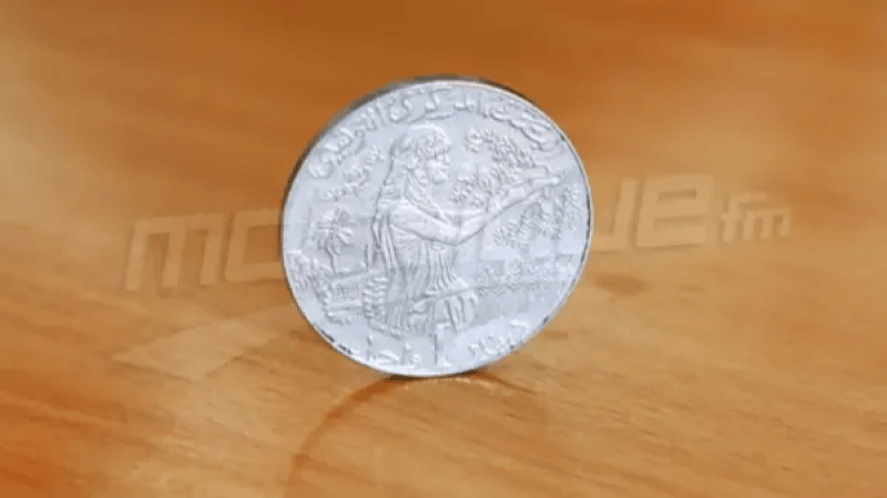 الدينار يتراجع أمام الدولار والأورو