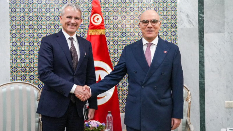 وزير الخارجية يؤكد ضرورة تسريع إجراءات استعادة الأموال المنهوبة