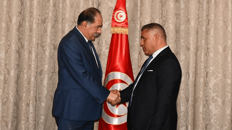 وزير الداخلية يتسلّم مهامه ويُكرّم سلفه