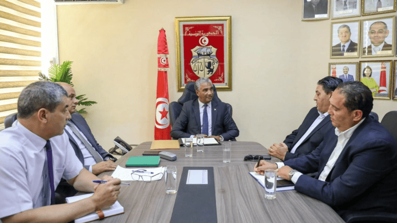 وزير الرياضة يلتقي أعضاء الهيئة التسييرية للنجم الساحلي
