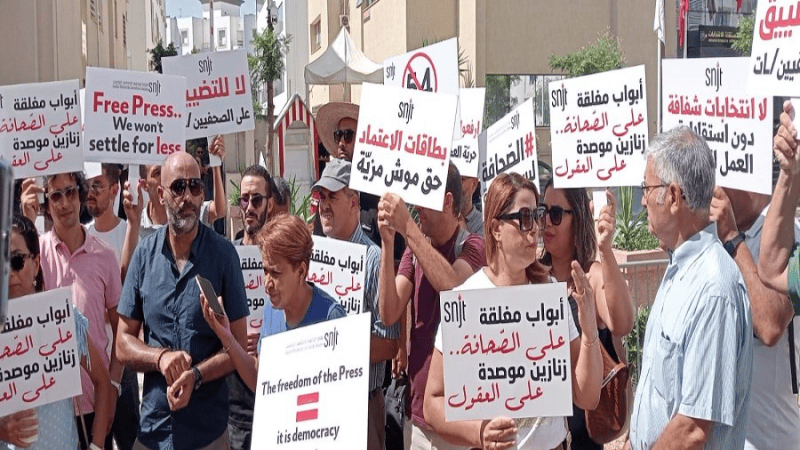 الصحفيون يحتجون أمام مقر الهيئة العليا المستقلة للانتخابات الصحفيون يحتجون أمام مقر الهيئة العليا المستقلة للانتخابات