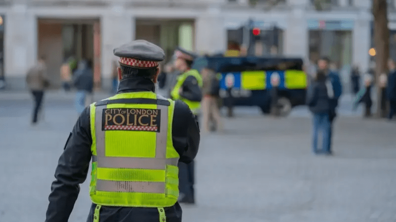 بريطانيا: هجوم كيميائي يستهدف أمنيين.. والمتّهمون أطفال! بريطانيا: هجوم كيميائي يستهدف أمنيين.. والمتّهمون أطفال!