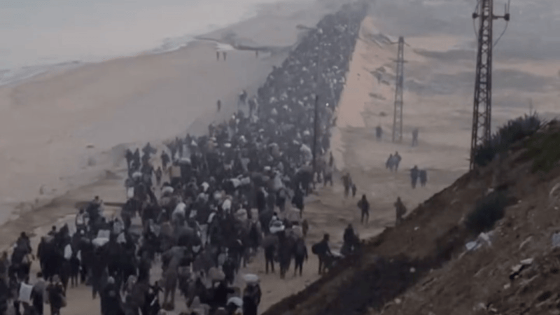 آلاف النازحين يعودون مشيا إلى شمال غزة