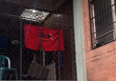 Siguen las tomas de colectivos en la Regional de Salud