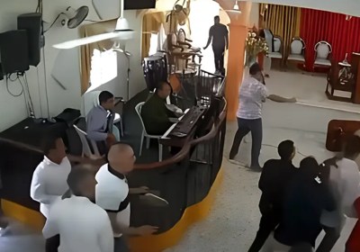Hombre apuñala a fieles en pleno culto