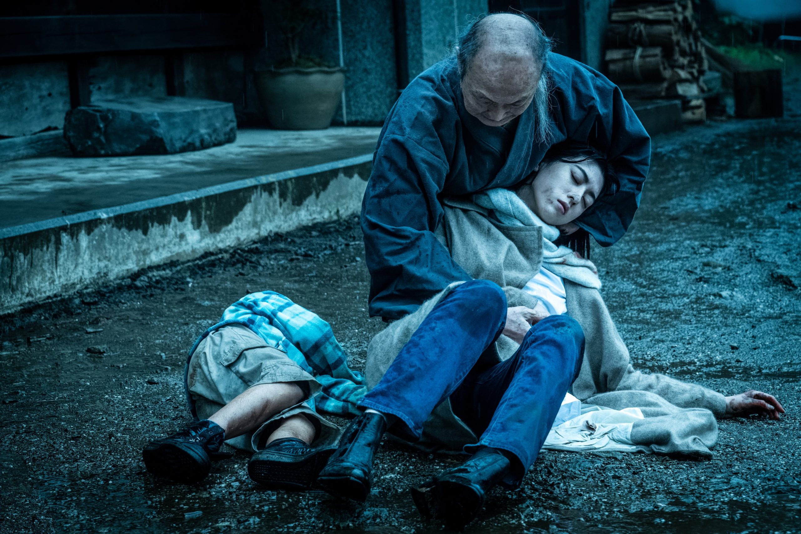 хозяйка проклятой деревни. хозяйка проклятой деревни. беги из проклятой деревни. деревня проклятых фильм 2021. фильм про деревню 2019.