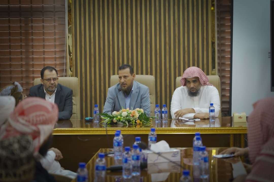المحافظ عبد الرحمن شيخ يلتقي إدارة الأوقاف وخطباء المساجد ويؤكد أهمية ترشيد الخطاب