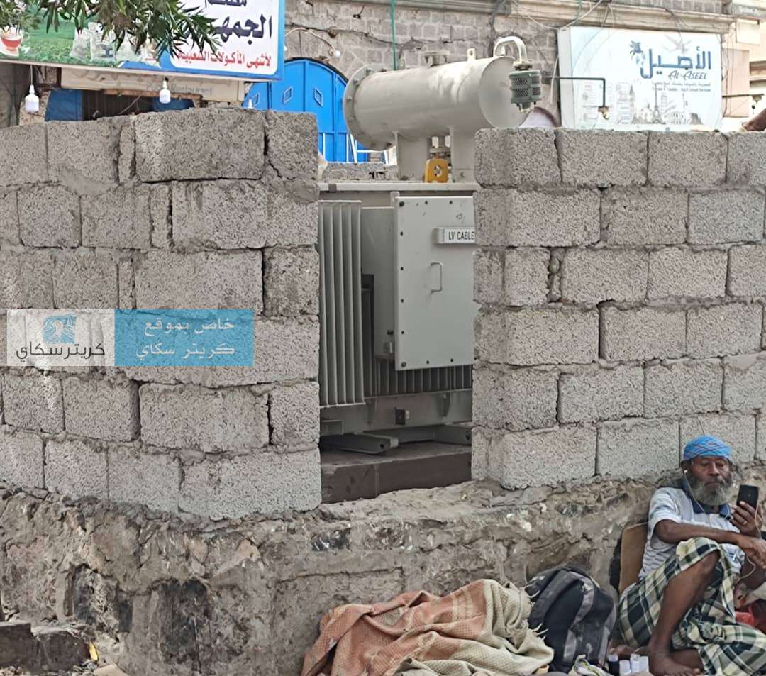 عمل غرفة لمحول كهرباء داخل فرزة بعدن(صورة)
