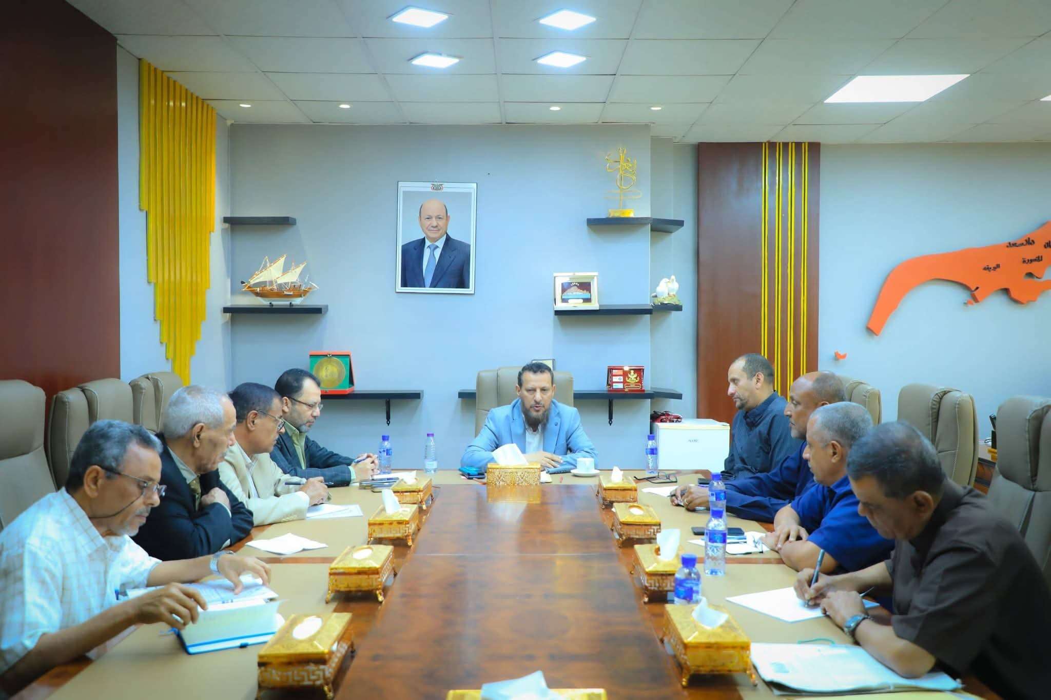 محافظ عدن يشدد على أهمية تحسين الخدمات والتعامل المسؤول مع إشكالية المياه والصرف الصحي
