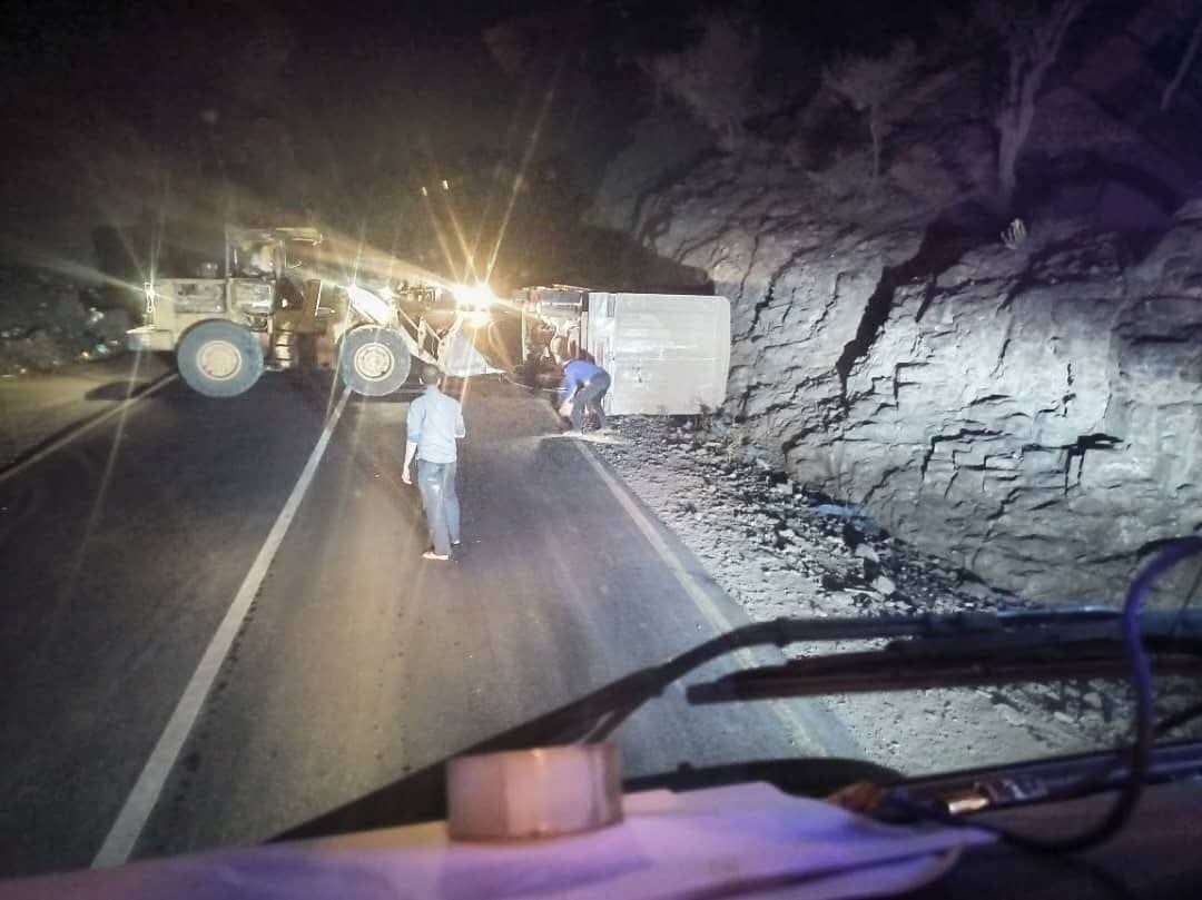 شاهد بالصورة .. انقلاب شاحنة تحمل هذا الأمر