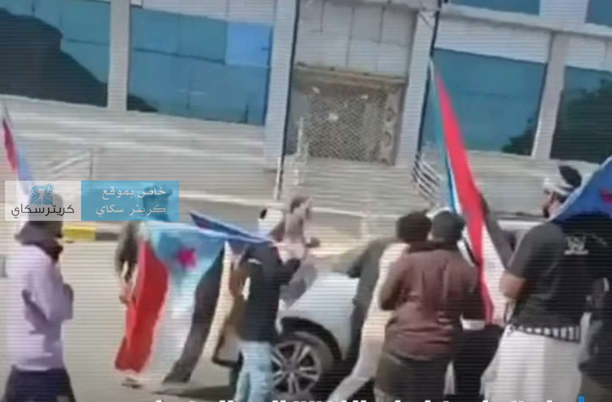 موالون لعيدروس الزبيدي يعتدون بالضرب على ضابط وينزعون منه الرتب العسكرية أمام قصر معاشيق بعدن