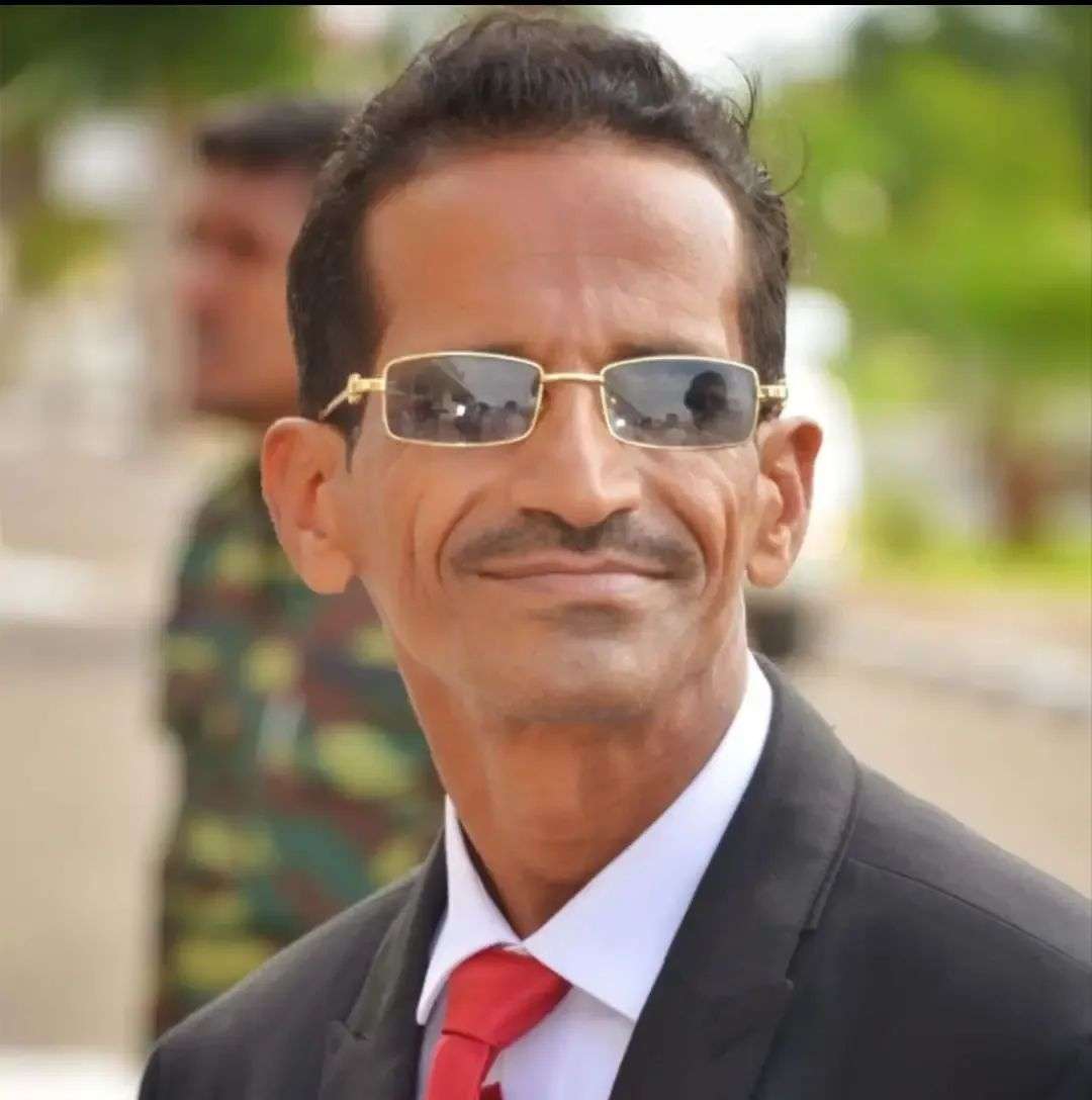 كلب مفترس يهاجم الشاعر أحمد عضيمان ويعضه غي الضالع