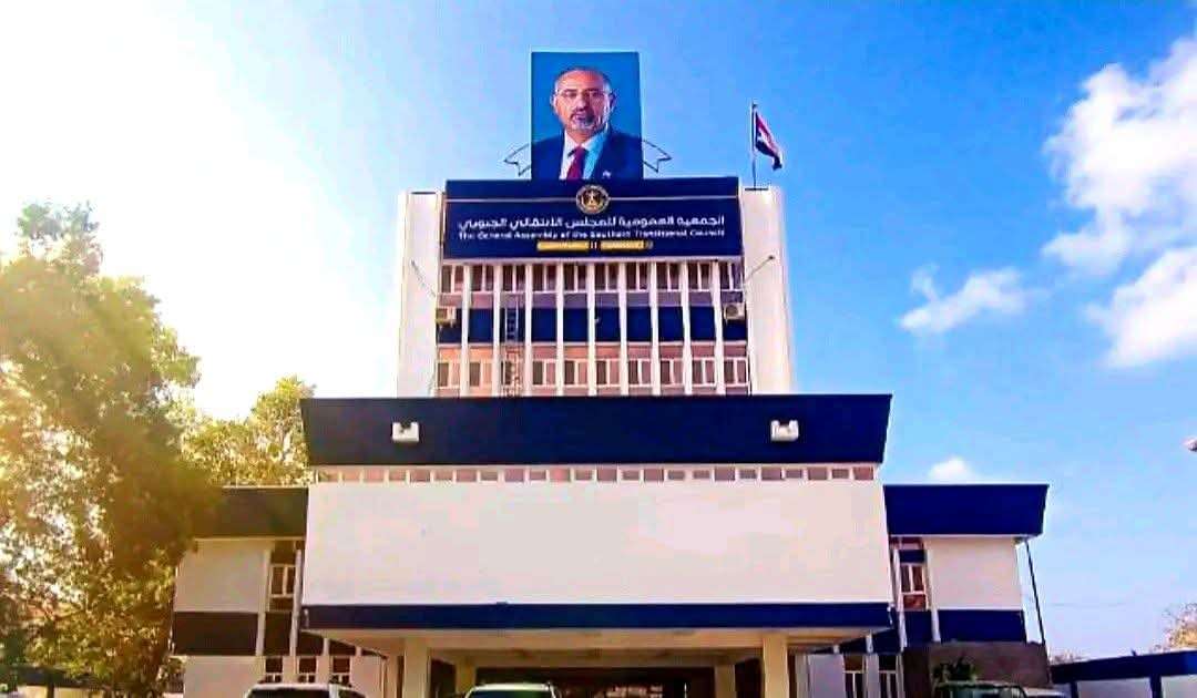 عاجل:قوات عسكرية تمنع قيادات الانتقالي من دخول مقرهم في عدن