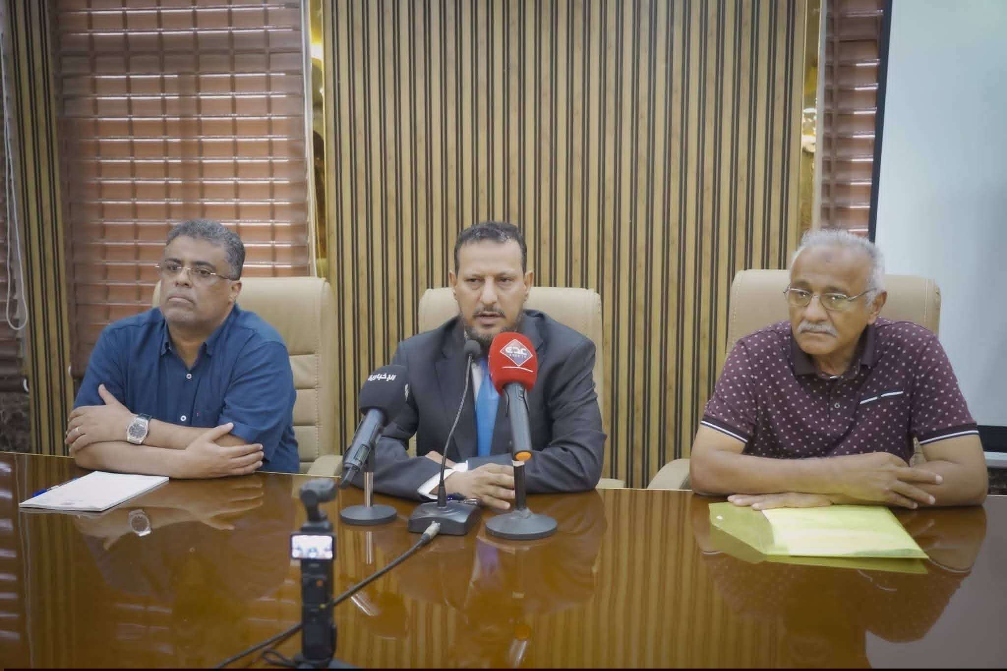 تصريحات نارية للمحافظ عبدالرحمن شيخ:مهلة اسبوع لإنهاء أزمة الغاز بعدن تصريحات نارية للمحافظ عبدالرحمن شيخ:مهلة اسبوع لإنهاء أزمة الغاز بعدن
