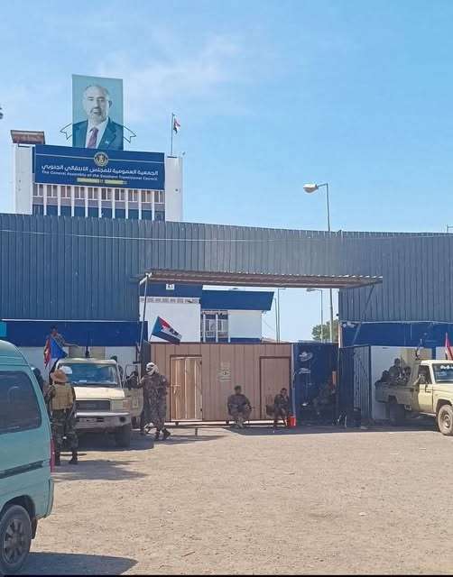 موظفو المجلس الانتقالي يشكون خفض مرتبات يناير وصرفها بالريال اليمني موظفو المجلس الانتقالي يشكون خفض مرتبات يناير وصرفها بالريال اليمني