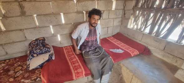 مريض في مخيم الخديش بمحافظة حجة بحاجة لعلاج عاجل