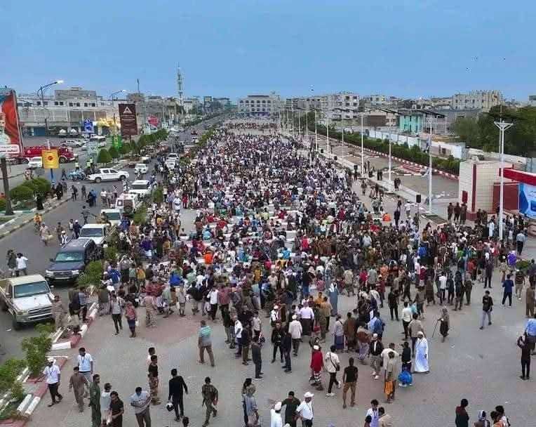 عقب الإفطار.. ساحة العروض بعدن تتأهب لانطلاق مليونية الانتقالي وسط توقعات بأكبر مائدة رمضانية