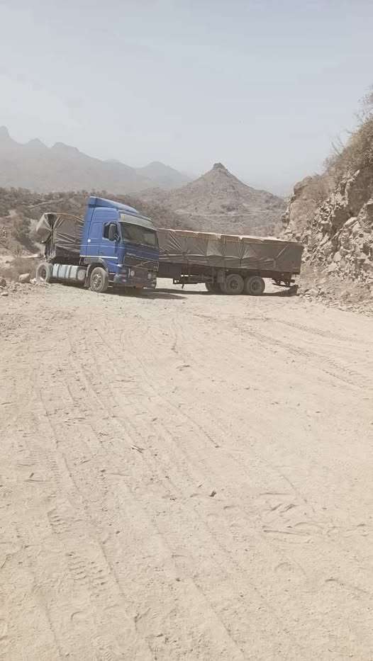 سخط شعبي في العدين بإب بعد تحويل مسار الشاحنات إلى الطريق الدائري الضيق