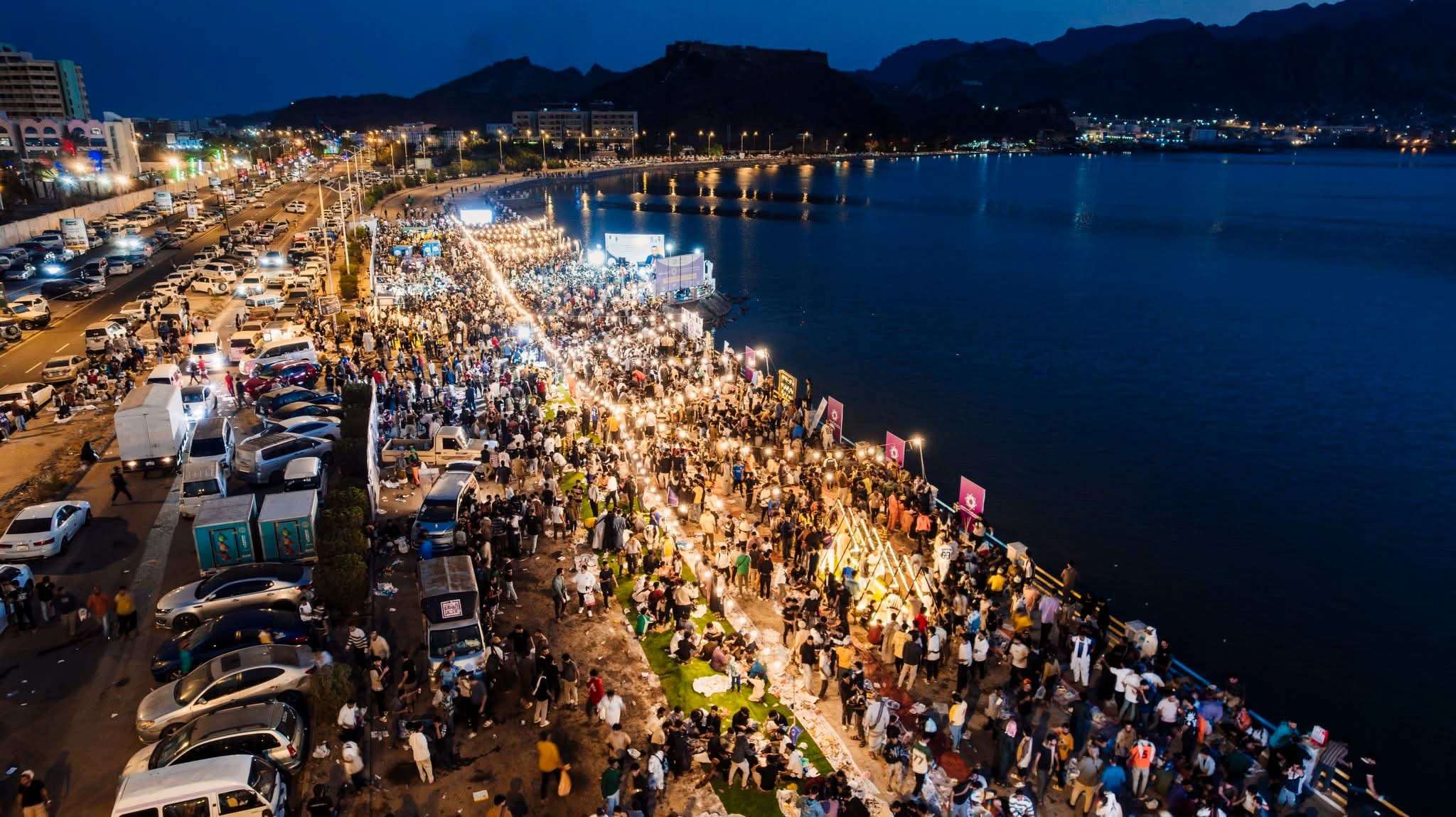 المئات يشاركون في الإفطار العزّابي التاسع في عدن وحصول المشاركين على تذكرة سفر لهذه الدولة