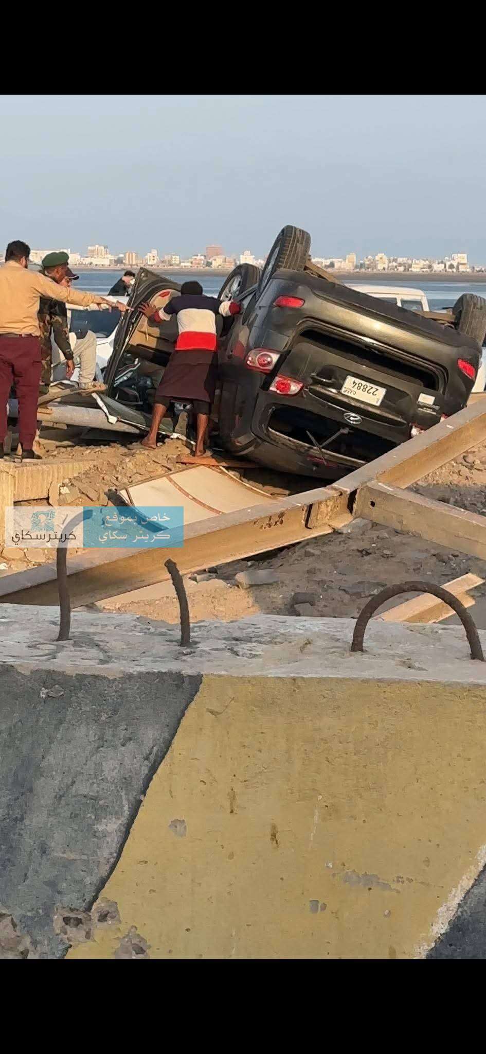 صورة مروعة لانقلاب سيارة بالطريق البحري