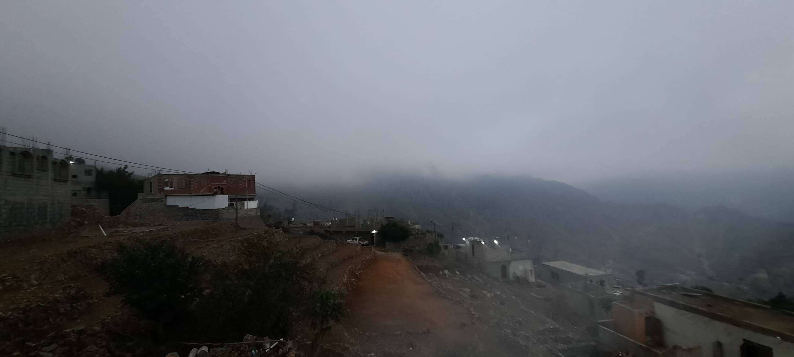 شاهد بالصور.. كيف تحولت قرى المحويت إلى مدينة من الضباب