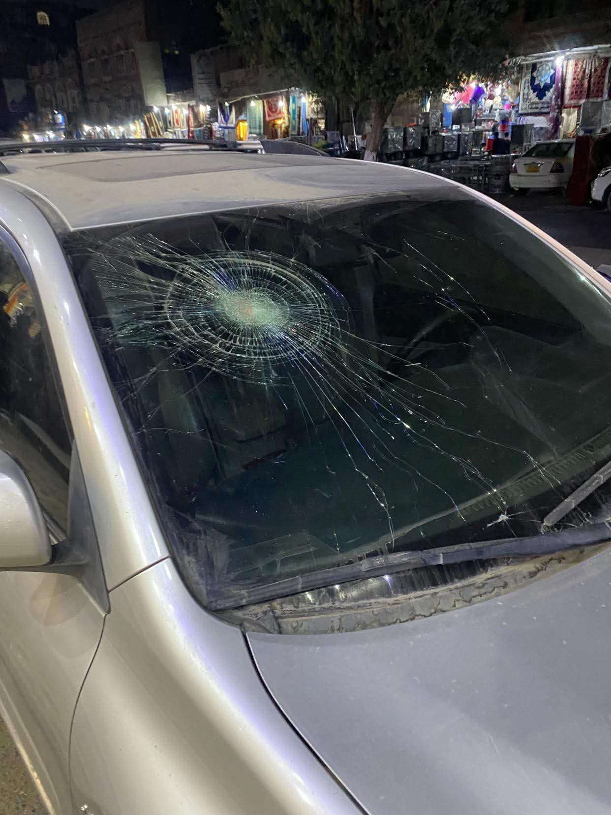 مراهقون يرشقون السيارات بالحجارة والمياه في صنعاء.. ومواطن يروي تفاصيل حادثتين