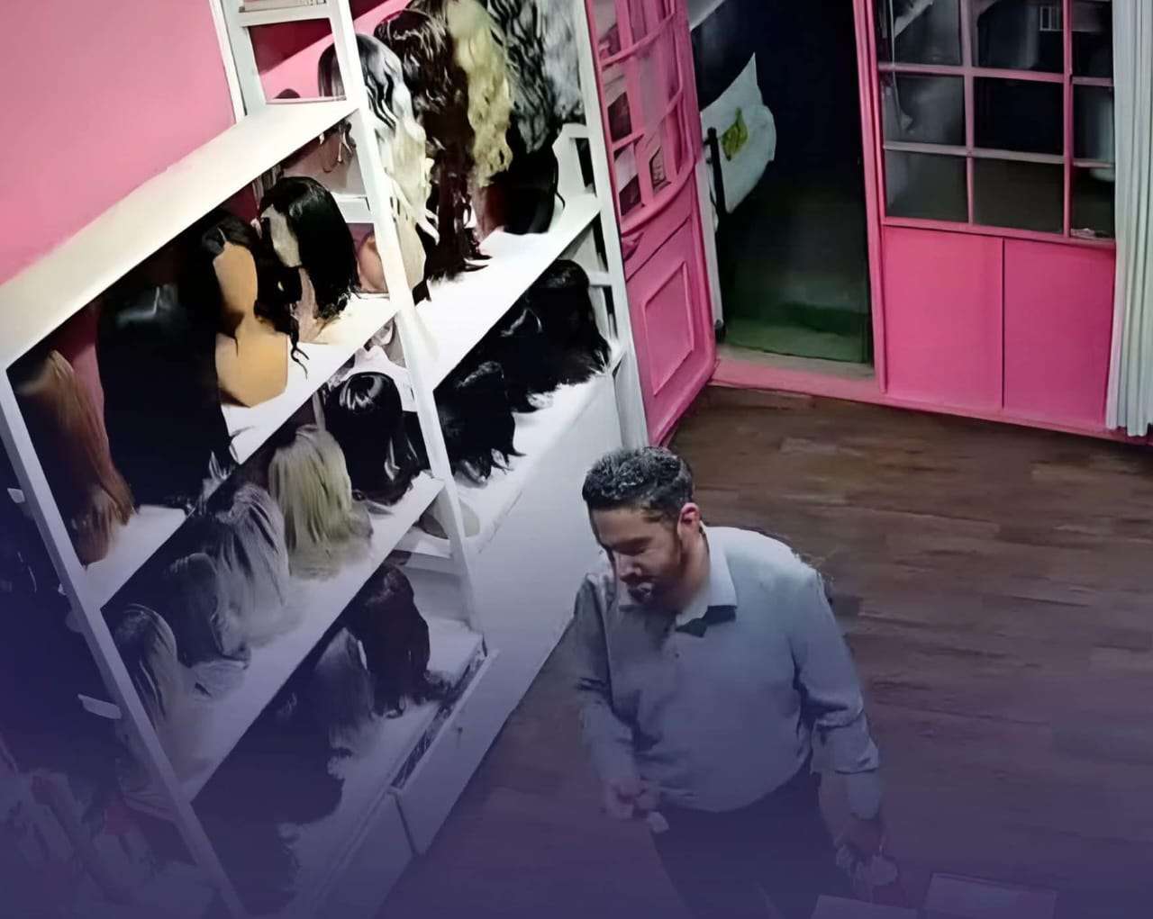 اتهامات لمحامٍ بتهديد محل تجميل بسبب باروكة شعر