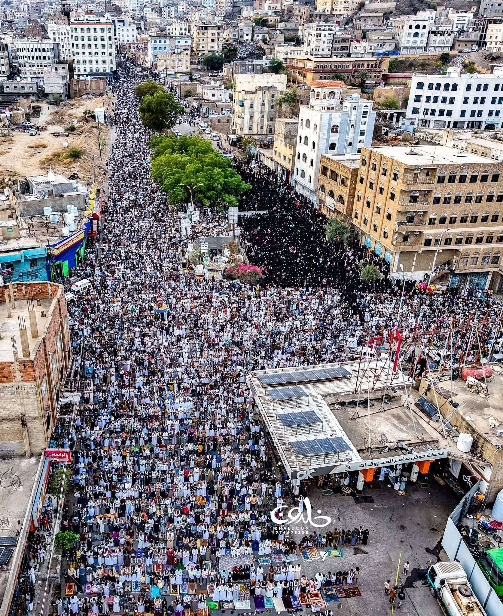 بالصور.. حشود كبيرة في تعز لأداء صلاة عيد الفطر