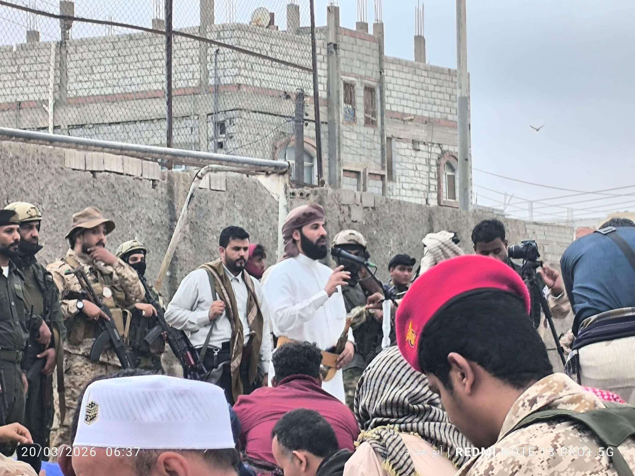 محافظ أبين الجديد يؤم المصلين في صلاة عيد الفطر