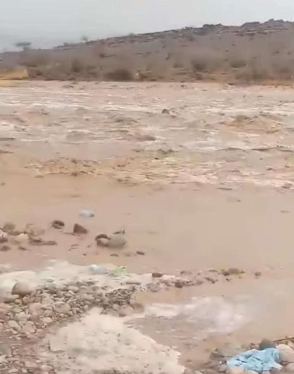 سيول تقطع طريق وادي مذاب في حرف سفيان صباح العيد