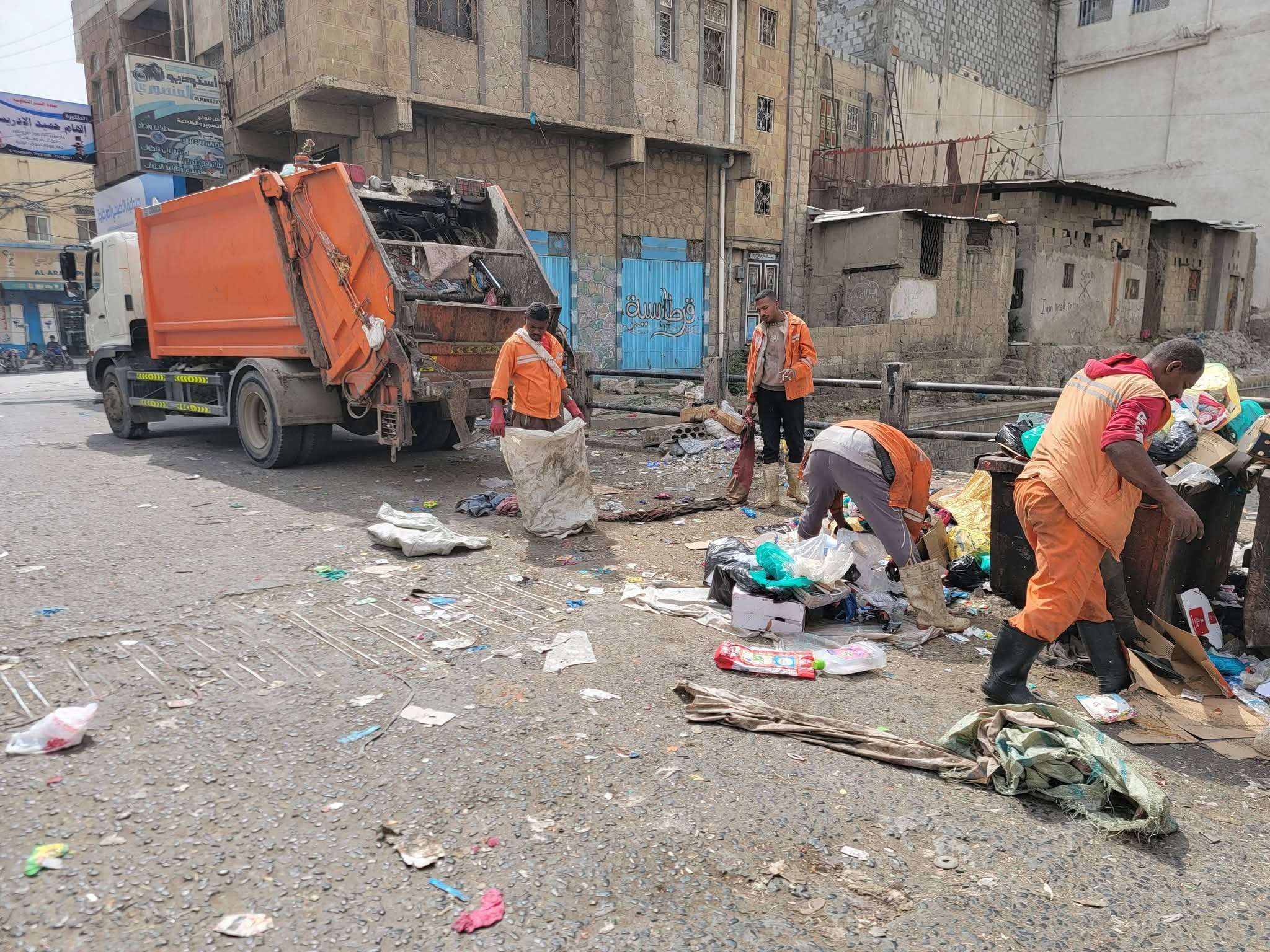 فرق النظافة تواصل عملها في عيد الفطر بتعز