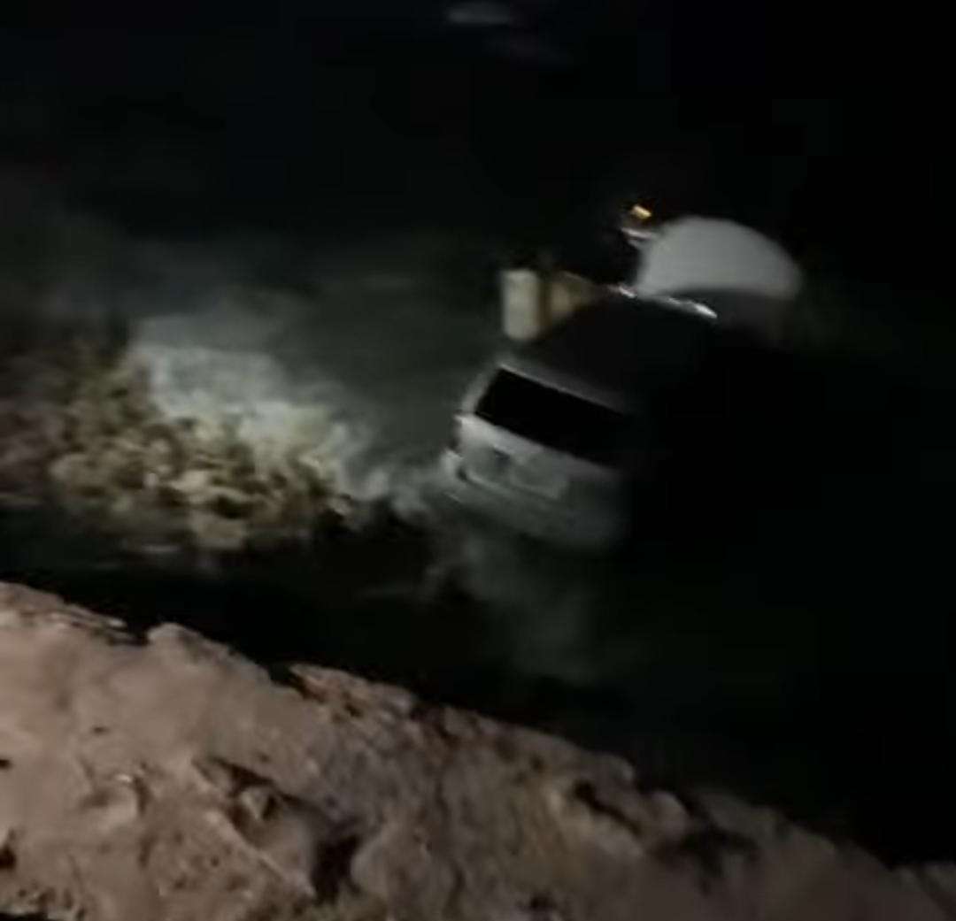 عاجل: سقوط سيارة قرب البحر في المكلا