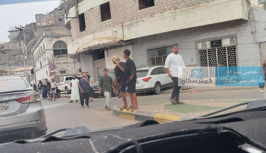 عاجل:أزمة مواصلات خانقة بعدن و تكدّس المواطنين في الشوارع