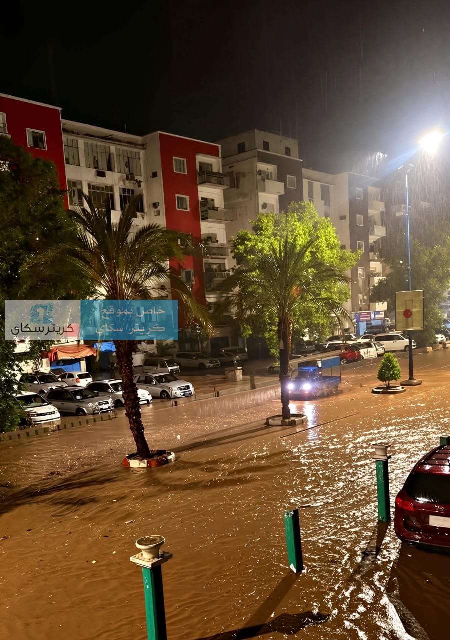 عاجل .. بالصورة: غرق الشارع الرئيسي بالمعلا جراء الأمطار الغزيرة