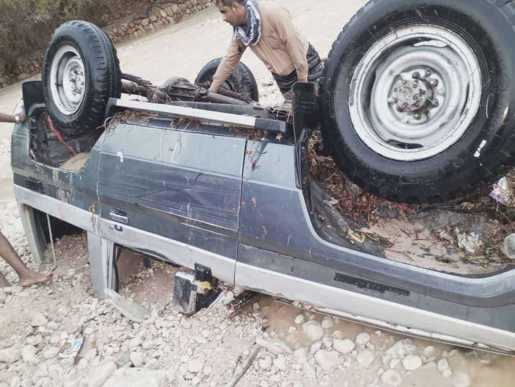 نجاة سائق بأعجوبة بعد جرف سيارته