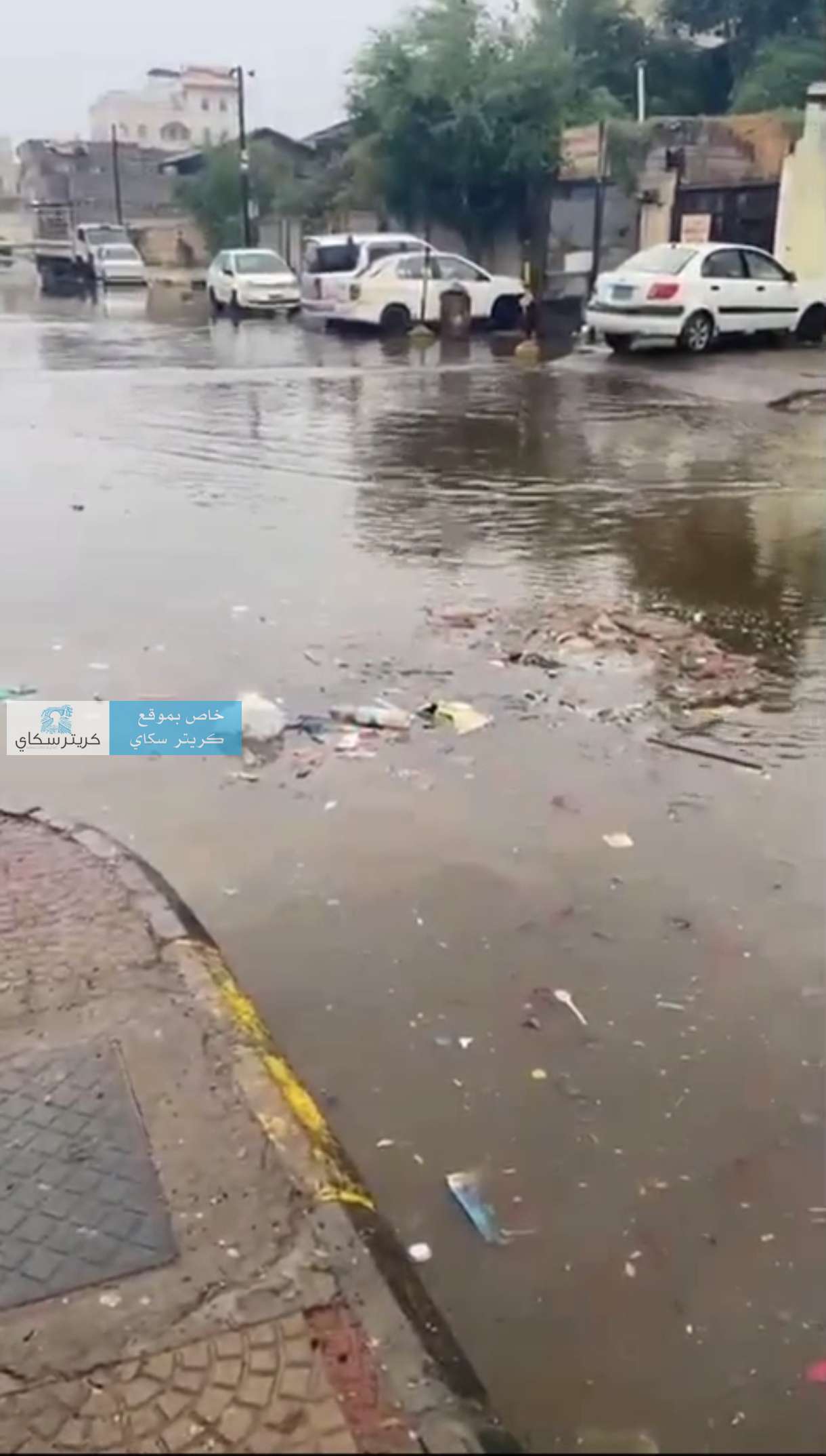 اختلاط مياه الأمطار بالصرف الصحي يهدد بانتشار الأوبئة بعدن