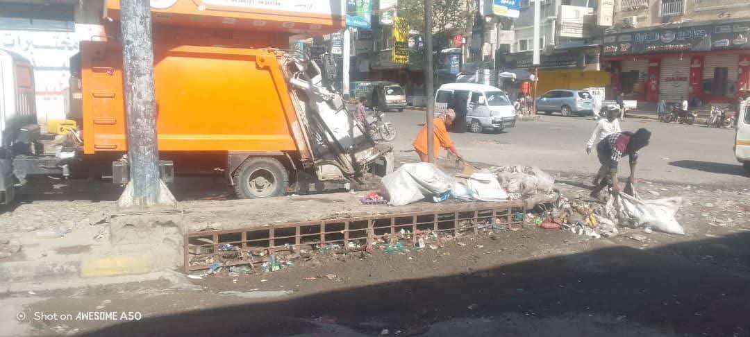 يحدث الآن .. رفع المخلفات من أحياء تعز