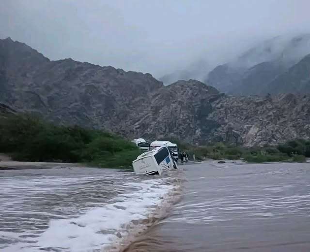 عاجل: السيول تجرف باص نقل جماعي بالمحفد عاجل: السيول تجرف باص نقل جماعي بالمحفد