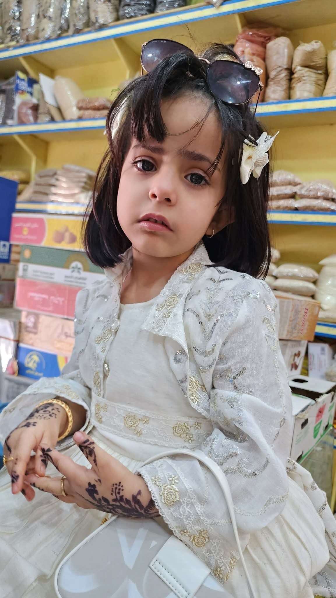 العثور على طفلة تائهة في التربة (صورة) العثور على طفلة تائهة في التربة (صورة)