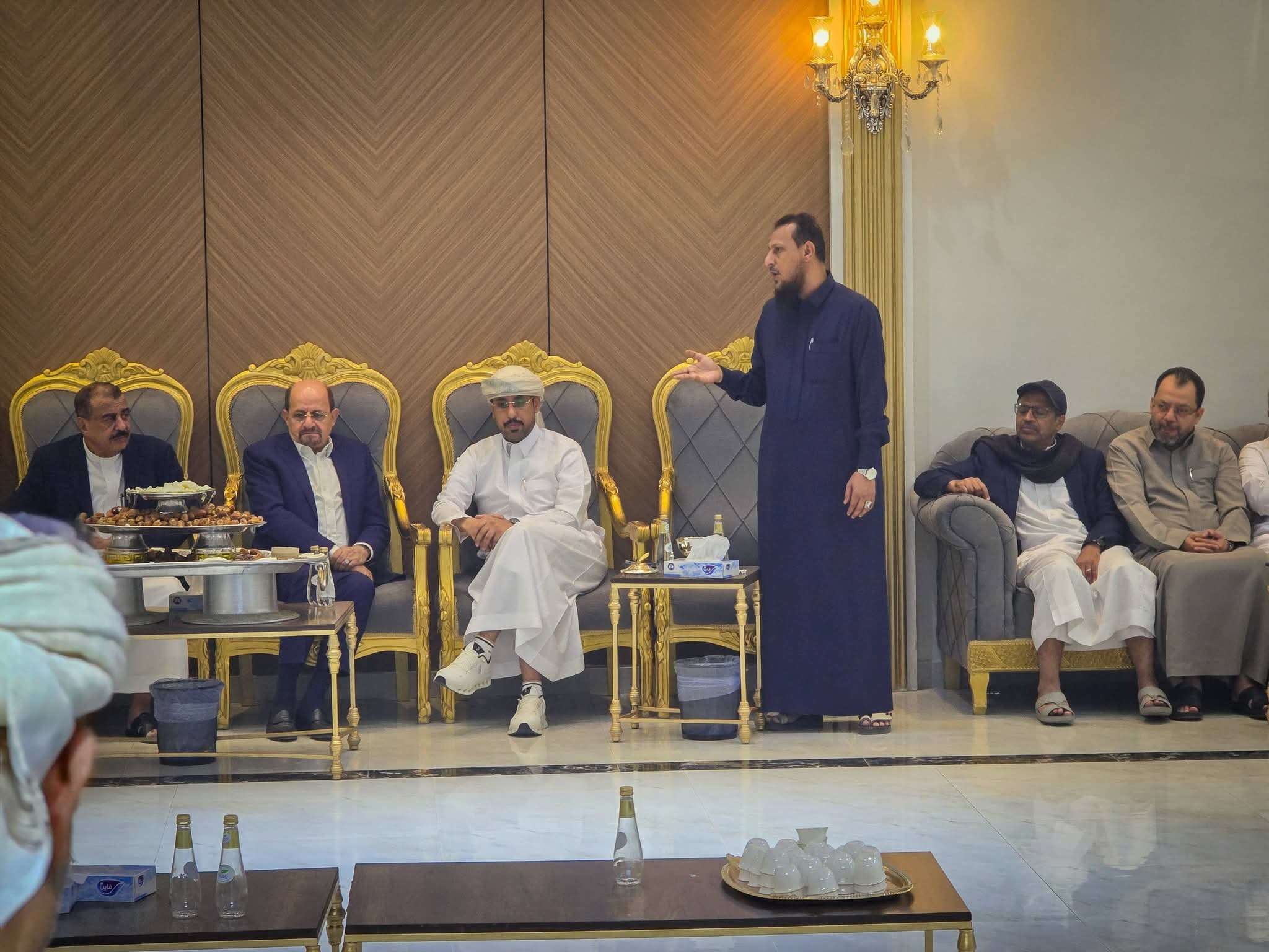 محافظ عدن يلتقي برفاقه قادة الانتقالي بالرياض بحضور رئيس الوزراء محافظ عدن يلتقي برفاقه قادة الانتقالي بالرياض بحضور رئيس الوزراء