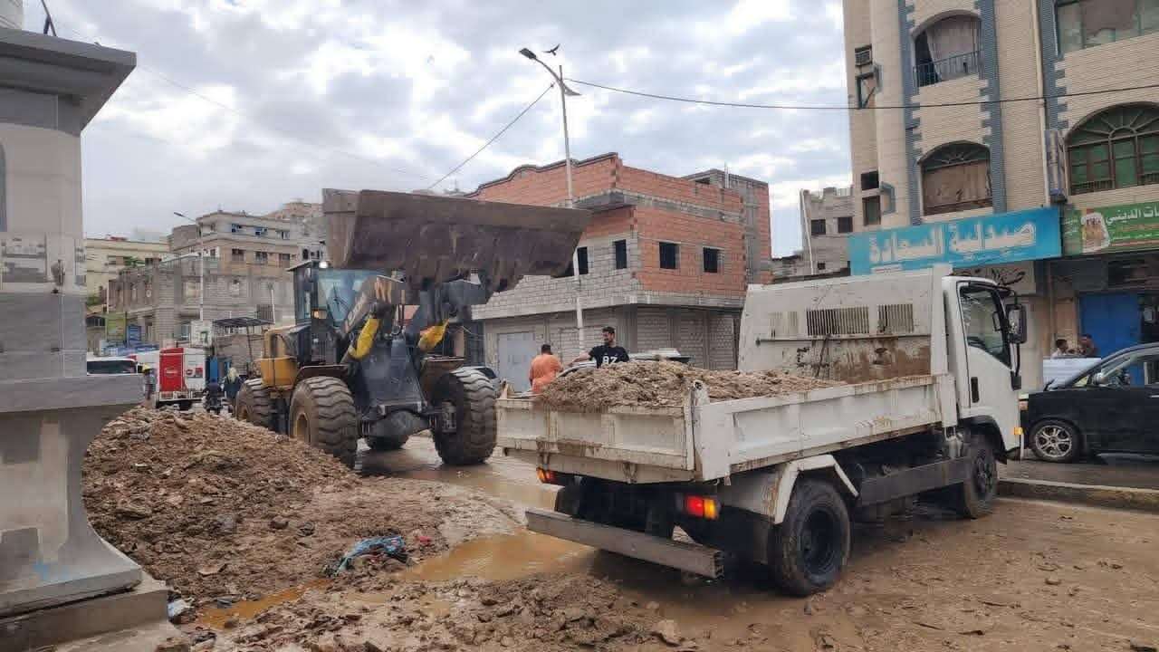 عاجل: اول تحرك رسمي لإزالة آثار الأمطار في حضرموت عاجل: اول تحرك رسمي لإزالة آثار الأمطار في حضرموت