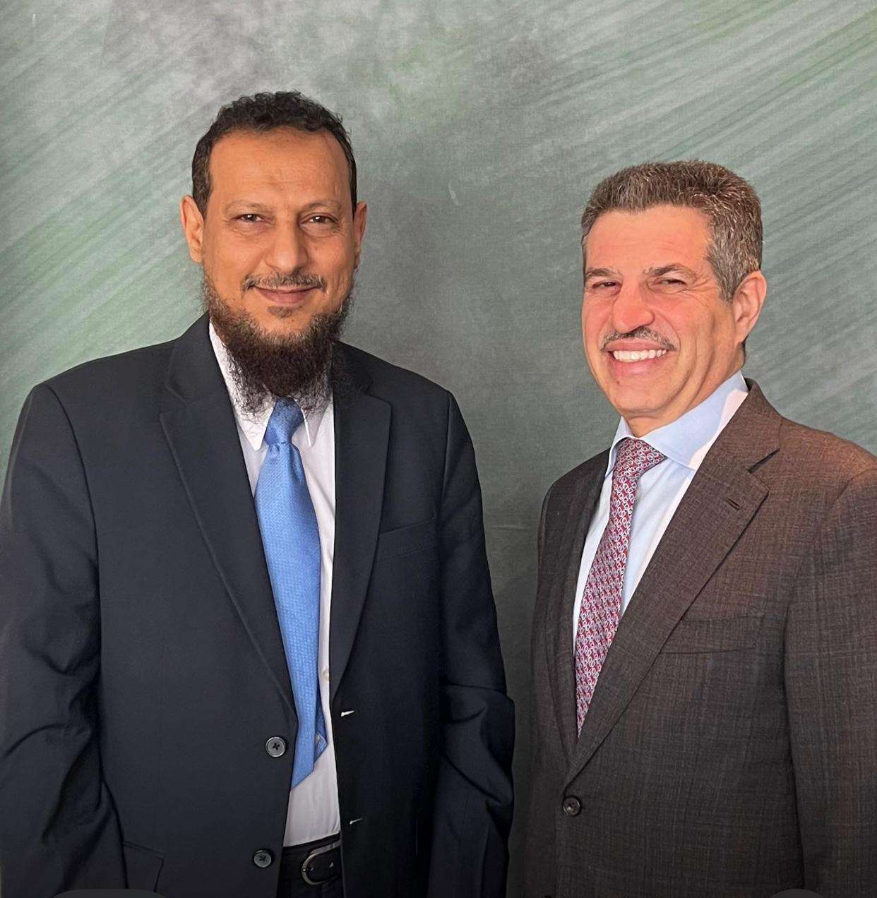 المحافظ عبدالرحمن شيخ يبحث مع السفير الأمريكي سُبل تعزيز الاستقرار في عدن المحافظ عبدالرحمن شيخ يبحث مع السفير الأمريكي سُبل تعزيز الاستقرار في عدن