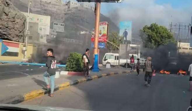 شاهد صور للاحتجاجات الغاضبة التي شهدتها مدينة كريتر شاهد صور للاحتجاجات الغاضبة التي شهدتها مدينة كريتر