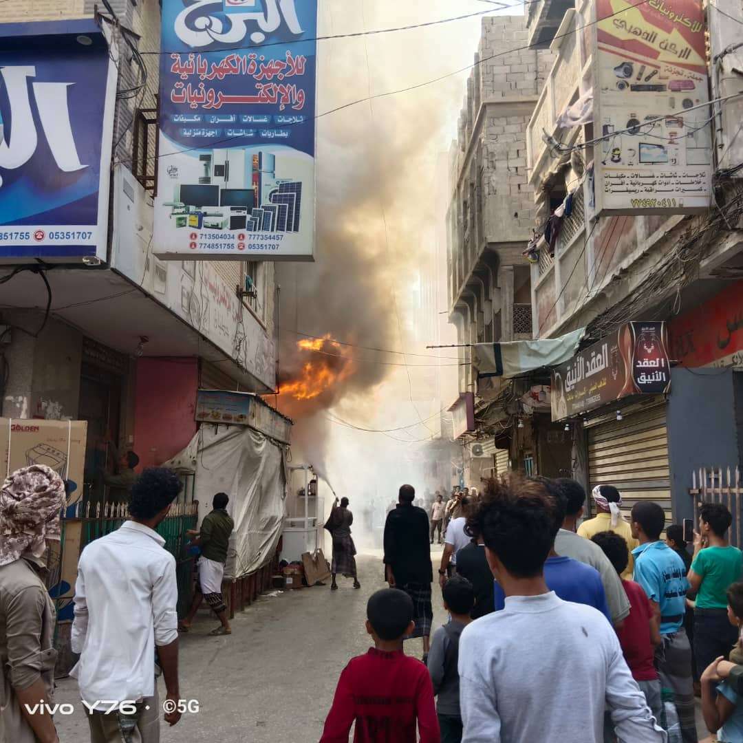 اندلاع حريق ضخم بعمارة