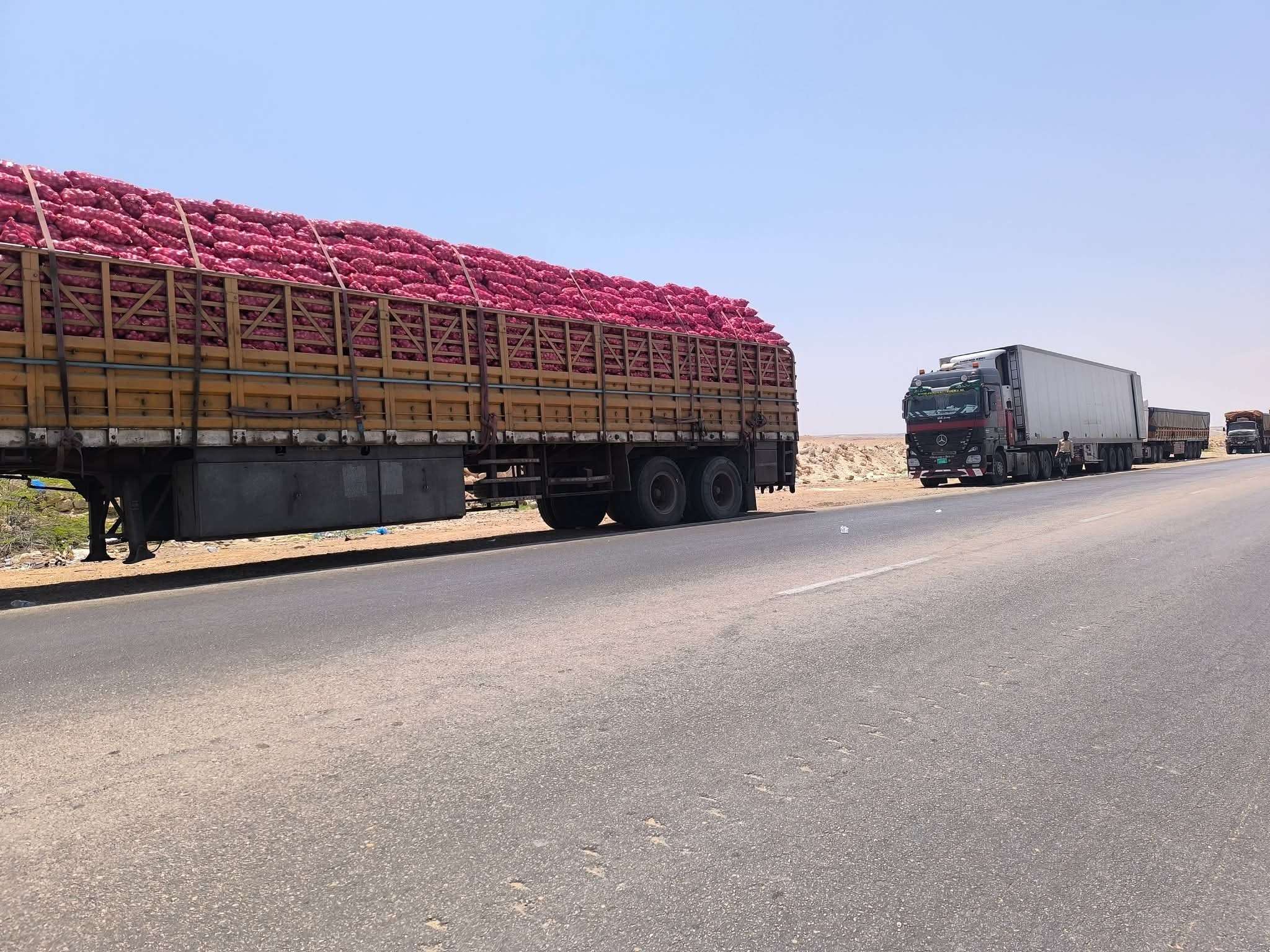 استمرار قطاع قبلي للشاحنات يهدد باتلاف البضائع