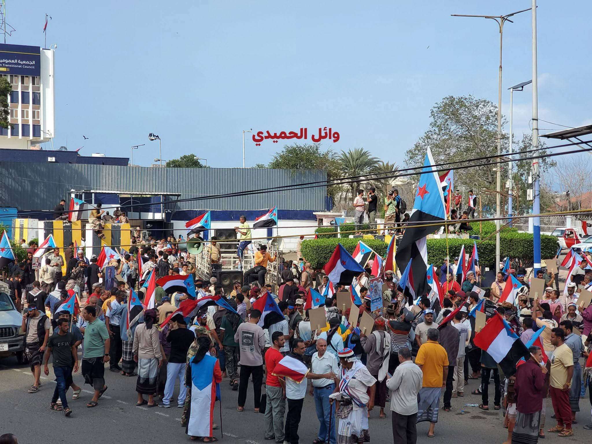 عاجل: متظاهرون يفتحون مبنى الجمعية العمومية في التواهي عاجل: متظاهرون يفتحون مبنى الجمعية العمومية في التواهي