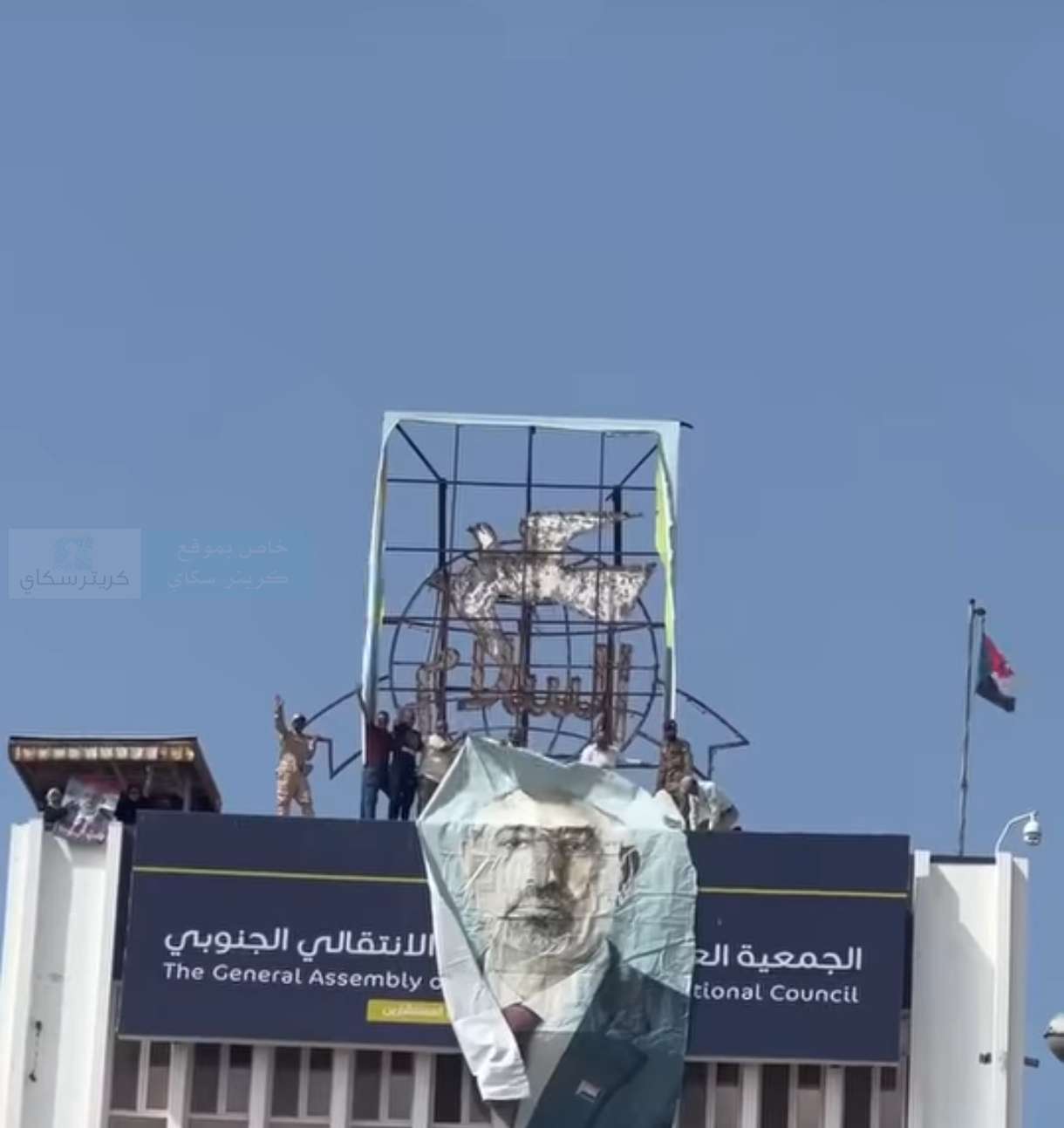 عاجل:شاهد اول صورة لحظة اقتحام مقر الانتقالي بعدن ورفع صورة الزبيدي