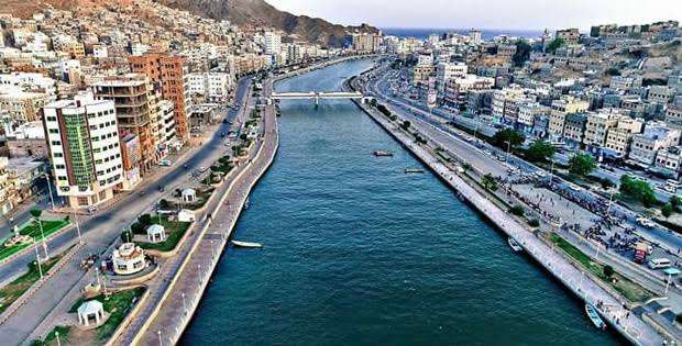 مطالبات بتدخل عاجل لتنظيم شارع الستين بالكورنيش في المكلا