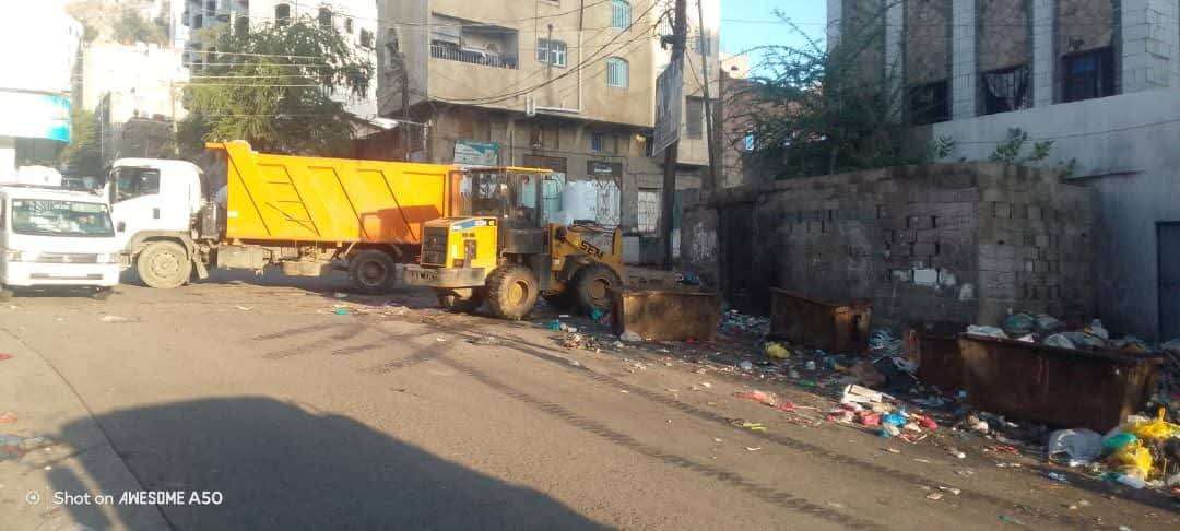 شاهد بالصور..حملات نظافة صباحية في شوارع تعز